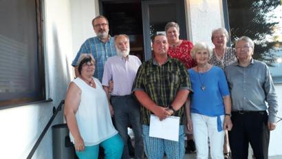 Bild: kwl
Bei der Vorstandschaft der Musikschule bleibt alles beim Alten. Reinhold Schwarzmeier (Dritter von links) und Gerhard Nikol (Vierter von links, mit Urkunde) stehen weiterhin an der Spitze des Trägervereins.