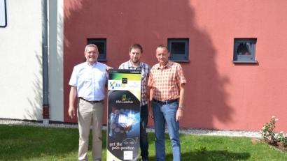 Bild: exb
Bei der Freigabe der neuen E-Ladesäule (von links): Bürgermeister Joachim Neuß, Matthias Schäffner und Hauptamtsleiter Uwe Lindner.