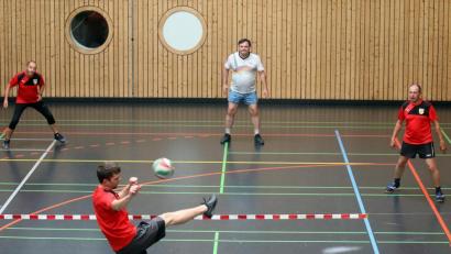 Bild: Wolfgang Steinbacher
Training in Kümmersbruck: Die Spieler der Fußballtennis-Mannschaft des TSV machen sich auf einen Schmetterball gefasst.