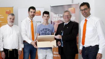 Bild: Hirsch
Florian Götz (Mitte) brachte zur Ausstellungseröffnung seinen selbstgefertigten Brotkasten mit.