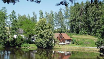 Bild: bsc
Rund um den idyllischen Haferdeckweiher veranstaltet der Fischereiverein am Wochenende sein drittes Fischerfest. Einen Schwerpunkt setzen die Mitglieder dabei mit besonderen Fischspezialitäten.