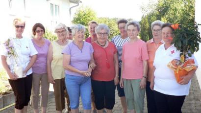 Bild: lep
Im 14-tägigen Rhythmus treffen sich die gesundheitsbewussten Damen, um unter Anleitung Mobilität und Aktivität zu behalten. Übungsleiterin Hannelore Wenzl (links) wurde für zehn Jahre Zugehörigkeit geehrt. Elisabeth Goß (rechts) ist seit fünf Jahren dabei und kümmert sich um die Örtlichkeit sowie das anschließende Kaffee- und Kuchenangebot.