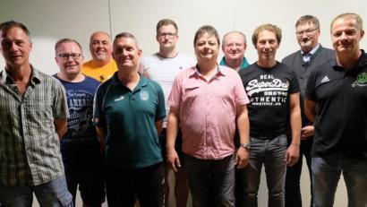 Bild: ohr
Die Mitgliederversammlung bestätigt die Funktionsträger der Abteilung Fußball des TSV. Bürgermeister Hans Prechtl (Zweiter von rechts) gratuliert zur Wiederwahl (von links): Bernd Rebler, Jürgen Priehäußer, Thomas Engelhardt, Rudi Fröhlich, Stefan Jauernig, Andreas Hanff, Franz Jauernig, Stefan Flierl und Michael Fick (rechts). Nicht im Bild Jürgen Vetter.