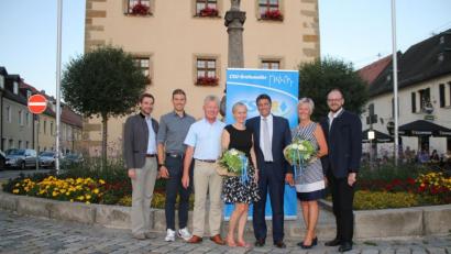 Bild: sne
Edgar Knobloch (Dritter von rechts) und Ehefrau Gabi (links von ihm) freuen sich über eine erneute Kandidatur für das Bürgermeisteramt und den Kreistag. Auf Kreisebene werden Johannes Stauber (Zweiter von links.), Gerald Morgenstern (Dritter von links.) und Anita Stauber (Zweite von links) gemeinsam mit ihm streiten. Es gratulieren Landtagsabgeordneter Stephan Oetzinger (links) und Landrat Andreas Meier (rechts).