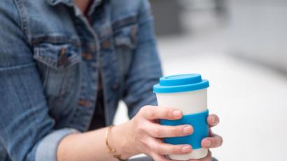 Bild: Zacharie Scheurer/dpa
Kaffeebecher aus Bambus gelten als dauerhafte Alternative zu den To-go-Bechern aus Pappe. Die Stiftung Warentest warnt allerdings, dass viele Becher Schadstoffe abgeben.