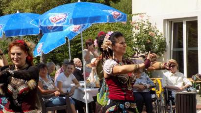 Bild: exb
Die Tänze und Kostüme der Gruppe Arcanus begeistern die Besucher des Sommerfests im Dr.-Stephan-Kastenbauer-Haus.