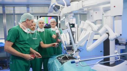 Bild: Gabi Schönberger
Vier Chirurgen freuen sich über vier verlängerte Arme. Thomas Bschleipfer, Martin Sonnek, Theo Klotz und Karl-Heinz Dietl (von links) sind begeistert vom neuen OP-Roboter am Klinikum Weiden.