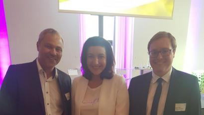 Bild: exb
Kreisjugendring-Vorsitzender Jürgen Preisinger (links) mit Ministerin Dorothee Bär sowie mit Philipp Seitz, Vorsitzender des Bezirksjugendrings Oberpfalz.