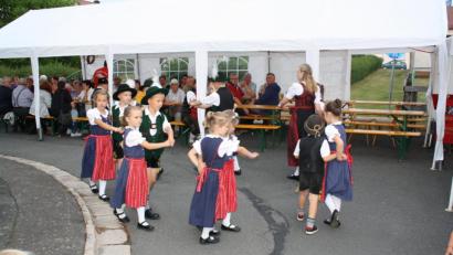 Bild: bjp
Auch heuer Blickfang des Trabitzer Spielplatzfestes: die jungen Tänzer des Trachtenvereins "D'Haidnaabtaler". Die hier noch leeren Sitzplätze im Hintergrund füllen sich im Laufe des Abends stetig. Bild: bjp