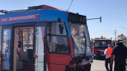 Bild: News5/dpa
Eine beschädigte Straßenbahn steht neben den Schienen. Sie war zuvor mit einem Linienbus kollidiert und dabei aus den Gleisen geschoben worden. Dabei wurden einige Menschen verletzt.