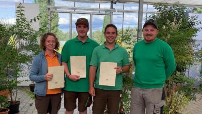Bild: fz
Von den zehn waren mit Nadja Reißnecker, Moritz Gramsch und Wolfgang Nikol drei Prüflinge von Garten Punzmann dabei, die die Prüfung zum Bauschulgärtner mit Erfolg ablegten. Juniorchef Peter Punzmann (von links) gratuliert den dreien.
