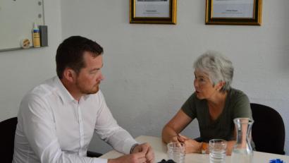 Bild: Büro Uli Grötsch
Margret-Rose Pyka und Bundestagsabgeordneter Uli Grötsch besprechen ihr weiteres Vorgehen. Sie kämpfen darum, den Arzneimittelskandal um Duogynon aufzuklären.