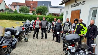Bild: mef
Die Biker mit ihrem heißen Öfen am Start.