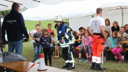 Bild: le
Mit einer tollen Vorführung wie man Menschenleben rettet wartete die Flosser Jungfeuerwehr auf. Die Kinder waren begeistert.