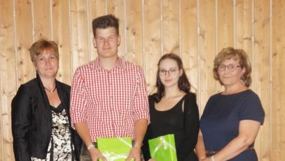 Bild: weu
Der Elternbeirat mit Vorsitzender Petra Meier (rechts) und Stellvertreterin Ulrike Maier (links) hatte die Idee, an der Mittelschule einen Engagementpreis zu verleihen. Lisa-Marie Herzog und Lukas Zimmet bekamen ein Präsent für ihren ehrenamtlichen Einsatz.