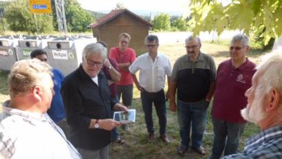 Bild: exb
Die neu gewählte Vorstandschaft und Architekt Gerhard Plöchinger beraten die ersten Planungsideen zum neuen Treffpunkt.