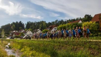 Bild: Christian Skiefe
Der Kirchweihumzug durch das Lehental hinauf nach Etzelwang ist wie immer eine ganz besondere Schau für die Besucher. Alte Traktoren, Eilwagen, Spruchbanner und Spaßwagen machen diese Tradition zu etwas ganz Besonderem.