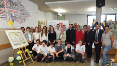 Bild: krb
Unter den Gästen bei der Präsentation der Projektarbeit waren auch Fürstin Elisabeth von Lobkowicz und ihr Sohn Jaroslav von Lobkowicz (Bildmitte). Beide waren sehr angetan von der Arbeit der Schülerinnen und Schüler.