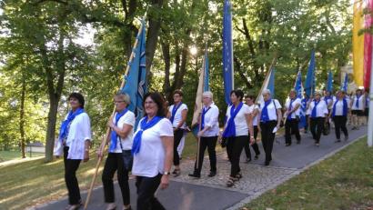 Bild: mma
16 Zweigvereine des Katholischen Deutschen Frauenbundes zogen mit ihren Fahnen zum Gottesdienst.
