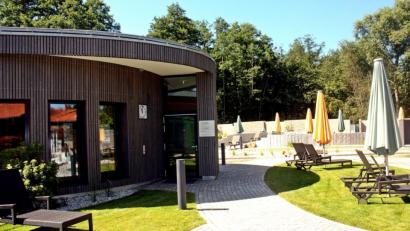 Bild: R. Kreuzer
Der Saunagarten mit dem neuen "Schneckenhaus" ist auch geprägt von ovalen Formen.