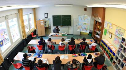 Bild: Julian Stratenschulte
Ein Klassenzimmer mit Lehrer - bald könnte das anders aussehen, warnt BLLV-Präsidentin Simone Fleischmann. Der Lehrermangel werde sich dramatisch verschärfen.