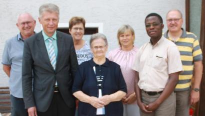 Bild: lk
Die Jubilarin Klara Schön mit Gratulanten; vorne stehend von links: 1. Bürgermeister Lothar Müller, die Jubilarin Klara Schön und				Pfarrvikar Florent Mukaley Mukuba; hinten stehend von links: Karl Schön, Lisa Schön und Brigitte Bauer vom Frauenbund und				Reinhard Schön vom Kirchenvorstand.
