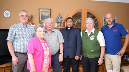 Bild: bnr
Im Kreise seiner Familie feierte Alois Biehler (Dritter von links) seinen 80. Geburtstag. Zu seinem Ehrentag gratulierten Bürgermeister Richard Tischler, Ehefrau Anna, Pfarrer Robin Josef, GZV-Vorstand Hans Kiener und der Sohn (von links)..