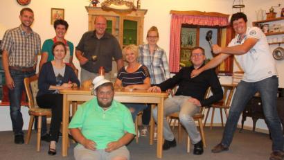 Bild: kro
Das Theaterensemble des Club-Hauses Kondrau spielt in diesem Jahr „Die Schatzsucher. Von links Andreas Grillmeier, Katharina Grillmeier, Diana Gollwitzer, Andreas Riedl, Silvia Waidhas, Edith Riedl, Markus Waller und Markus Härtl, sowie vorne Christoph Frank.
