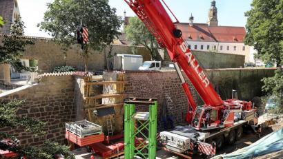 Bild: Wolfgang Steinbacher
Es ist angerichtet für den neuen Pioniersteg. Die Widerlager sind neu gebaut, der große Autokran steht bereit. Am Mittwoch wird er die Brücke aus Cortenstahl einheben.
