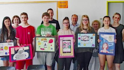 Bild: Dobmeier
Die Preisträger des Malwettbewerbs der Max-Reger-Schule zeigen ihre Bilder, darunter Gewinnerin Nina Wolf (vorne, rechts).