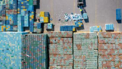 Bild: Arnulf Stoffel
Ein Gabelstapler steht vor einem Getränke-Leergutlager vor umgekippten Kisten. Foto: Arnulf Stoffel/Archiv