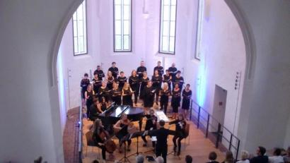 Bild: aub
Noch eine Premiere: Speziell für das Konzert wurde der Flügel - eine Leihgabe der Aventinus-Stiftung - aus dem Stadtmuseum kurzzeitig in die Marienkirche transportiert. Zusammen mit den Streichern verlieh sein Einsatz dem Abend eine besondere Note.