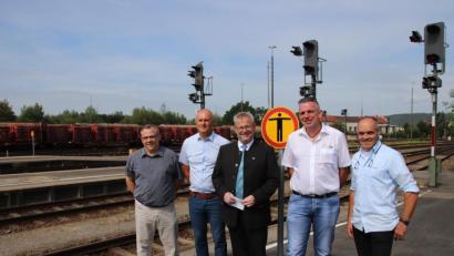 Bild: Thomas Dobler
Die Bahnhofsmanager Markus Kassecker und Walter Reichenbach, Oberbürgermeister Andreas Feller und die Taxiunternehmer Thomas Merl und Max zu Eltz (von links) stellten am Bahnhof Schwandorf vor, welche Hilfe man als Behinderter oder Frau mit Kinderwagen bekommt, wenn man auf einen entfernteren Bahnsteig muss. Denn in Schwandorf gibt es keinen Aufzug, der die Bahnsteige barrierefrei verbindet.