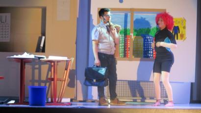 Bild: jzk
Das Sams (Luna Conrad) wickelt Herrn Taschenbier (Dominik Rashid) ganz schön um ihren Finger.