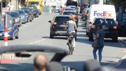 Bild: Gabi Schönberger
Im Bereich zwischen K+L und NOC erhalten Radfahrer und Fußgänger mehr Rechte. Für sie werden an der Seite und in der Mitte Schutzstreifen geschaffen. Die Parkplätze links und rechts fallen weg.