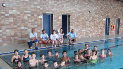 Bild: sei
22 Schüler der vierten Klasse der Mittelschule Weiherhammer sind beim Aktionstag "Bayern schwimmt" erfolgreich und legen verschiedene Schwmmabzeichen im Hallenbad Weiherhammer unter Aufsicher der Wasserwacht-Ortsgruppe ab.