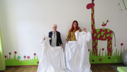 Bild: jzk
Angelika Steuer (links) freute sich über die Brautkleider, die Jessika Wöhrl-Neuber für die Bräute in Kenia im Familienzentrum Mittendrin für sie gesammelt hat.