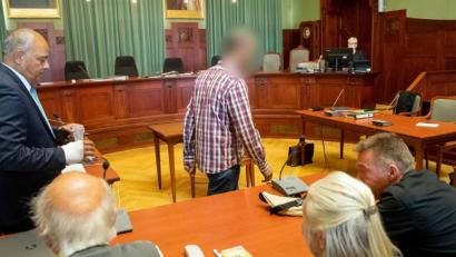 Bild: Daniel Karmann/dpa
Der wegen Mordes angeklagte Marokkaner (Mitte) betritt zu Prozessbeginn den Sitzungssaal im Landgericht Bayreuth. Im Vordergrund sitzen Andreas Lösche (rechts), Bruder des Opfers, der 28-jährigen ermordeten Tramperin Sophia Lösche, mit seinen Eltern.