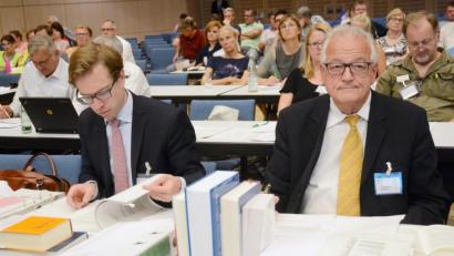 Bild: Gabi Schönberger
Rechtsanwalt Wolfgang Baumann sprach vielen anwesenden Bürgern aus der Seele: Unter Applaus aus dem Plenum kritisierte er den Erörterungstermin als "rechtswidrig" und forderte die Bundesnetzagentur auf, ihn auszusetzen.