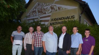 Bild: bk
Führungswechsel beim Jugendwerk WEN-NEW: Dem neuen Vorsitzenden Josef Bauer stehen Heribert Englhard, Martin Neumann und Stefanie Bock zur Seite( Vierter bis Siebte von links). Mit im Bild Alfred Blischke, Franz Winklmann und Rudi Schieder. (von links).