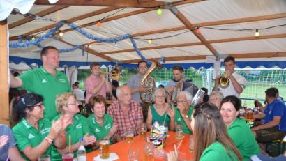 Bild: dob
Die Waldthurner "Hulzstouss Boum" brachten ungeheure Stimmung unter die Gäste. Die Mitglieder des Kegelclubs "Gut-Holz" Altenstadt kamen mit großer Abordnung zum Feiern mit den Fußballern vorbei.