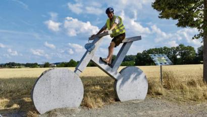 Bild: Karlheinz Weigl
Karlheinz Weigl ist für jeden Spaß zu haben. Auf dem Weg zurück in die Oberpfalz entdeckte er dieses Radl-Kunstwerk an der Strecke und musste es natürlich gleich testen. Ein ideales Abschlussbild für seine 39 Tage dauernde Deutschland-Tour.