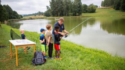 Bild: gz
Der leidenschaftliche Angler Bruno Rauch erläuterte den Kindern die Handhabung einer Angel.