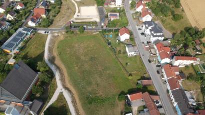 Bild: dkap
Deutlich ist aus der Luft der ehemalige Raigeringer Fußballplatz zu erkennen. Er soll nach dem Willen des Eigentümers zu einem kleinen Wohngebiet werden.