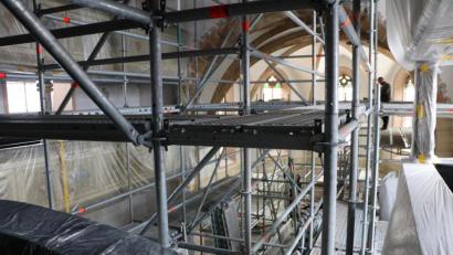 Bild: gru
Als Baustelle zeigt sich derzeit die evangelische Stephanuskirche in Edelsfeld.