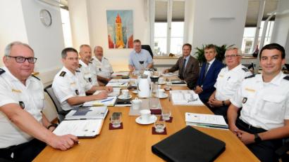 Bild: Stephan Huber
Sicherheitsgespräch bei OB Michael Cerny (Stirnseite des Tisches) in großer Runde: links von ihm Polizeipräsident Norbert Zink, Vizepräsident Thomas Schöniger, der Leiter der Inspektion Amberg, Thomas Lachner, und Werner Schüssel, Leiter des Präsidialbüros; rechts von Cerny Rechtsreferent Bernhard Mitko, stellvertretender KPI-Leiter Günter Grießhammer, VPI-Leiter Friedrich Böhm und stellvertretender PI-Leiter Andreas Weidauer.