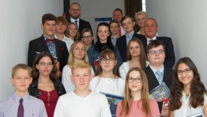 Bild: sm
16 Schülerinnen und Schüler wurden für ihren hervorragenden Quali-Abschluss (Eins vorm Komma ) von Schulamtsdirektorin Christine Söllner, Landrat Andreas Meier und Oberbürgermeister Kurt Seggewiß ausgezeichnet.