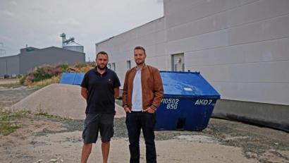 Bild: twi
Die beiden Jungunternehmer Christian Schön-Loew und Dominic Loew (von links) sind verärgert über die Bauverzögerung.
