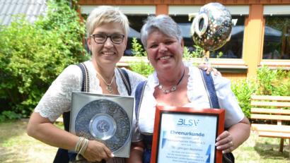 Bild: hcz
Martina Weiß und Sabine Birner wurden anläßlich des 70-jährigen Jubiläums des Behinderten- und Vitalsportvereins vom Bayerischen Landessportverband geehrt.