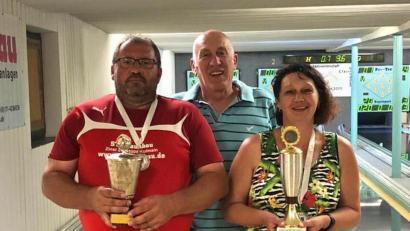 Bild: hai
Bei den SCK-Clubmeisterschaften gewinnt Stephan Stüpfert (links) den Baumann-Gedächtnispokal, Birgit Schmolke den Imhof-Pokal. Ihnen gratuliert SCK-Vorsitzender Willi Kreutzer.